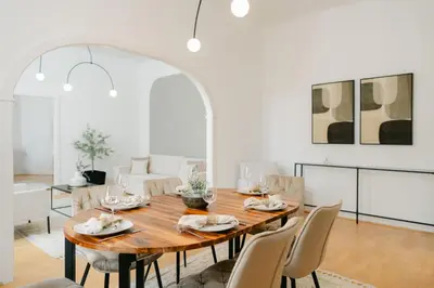 Ein Sitzbereich in der Unterkunft Stylish APT for 4-6, 5 min to center, metro & free parking