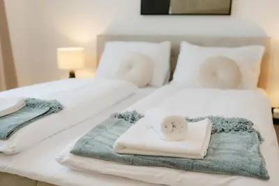Ein Bett oder Betten in einem Zimmer der Unterkunft Stylish APT for 4-6, 5 min to center, metro & free parking