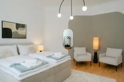 Ein Bett oder Betten in einem Zimmer der Unterkunft Stylish APT for 4-6, 5 min to center, metro & free parking