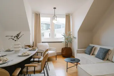 Ein Sitzbereich in der Unterkunft Comfy APT for 4-6, 5 min to center, metro & free parking