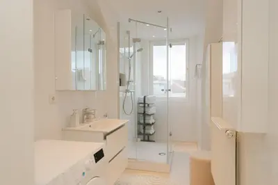 Ein Badezimmer in der Unterkunft Comfy APT for 4-6, 5 min to center, metro & free parking