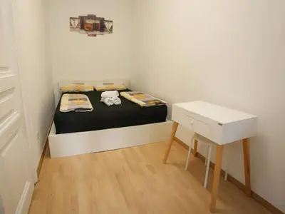 Ein Bett oder Betten in einem Zimmer der Unterkunft City Elegance Central Gem with FREE parking and FAST Internet 250 MBits