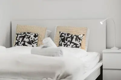 Ein Bett oder Betten in einem Zimmer der Unterkunft Modern Apartment near City Center 1BR