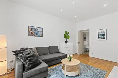 Ein Sitzbereich in der Unterkunft Modern Apartment near City Center 1BR