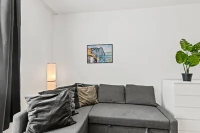 Ein Sitzbereich in der Unterkunft Modern Apartment near City Center 1BR