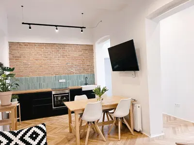 TV/Unterhaltungsangebot in der Unterkunft Central Loft Apartment near Belvedere Castle
