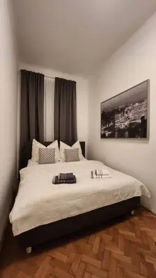 Ein Bett oder Betten in einem Zimmer der Unterkunft City Apartment (1km to the 1st District)
