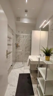Ein Badezimmer in der Unterkunft City Apartment (1km to the 1st District)
