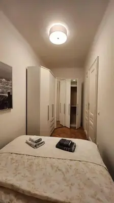 Ein Bett oder Betten in einem Zimmer der Unterkunft City Apartment (1km to the 1st District)