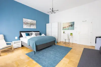 Ein Bett oder Betten in einem Zimmer der Unterkunft THE BLUE WALL near the U2