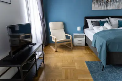Ein Bett oder Betten in einem Zimmer der Unterkunft THE BLUE WALL near the U2
