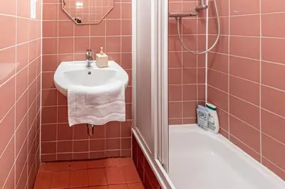 Ein Badezimmer in der Unterkunft Vintage, View & Balcony by JR City Apartments