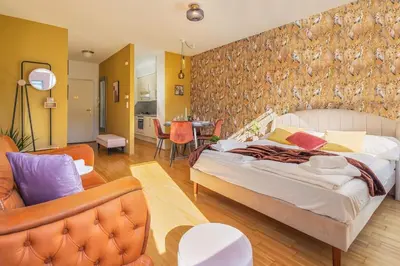 Ein Bett oder Betten in einem Zimmer der Unterkunft Dry Flower Apartment - 2BR - Gym - Parking - Rooftop - New