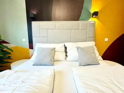 Ein Bett oder Betten in einem Zimmer der Unterkunft Kreative Wohnung mit Balkon