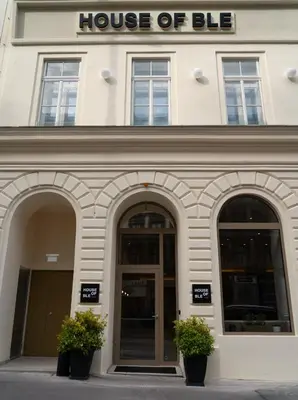 Eine Fassade oder ein Eingang zu House of Ble