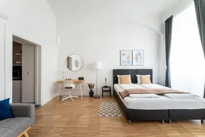 Ein Bett oder Betten in einem Zimmer der Unterkunft Neat Studio Steps to Center by HM