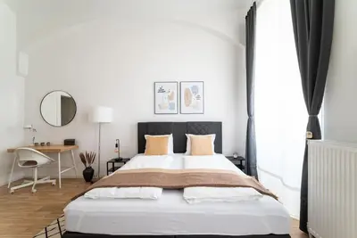 Ein Bett oder Betten in einem Zimmer der Unterkunft Neat Studio Steps to Center by HM