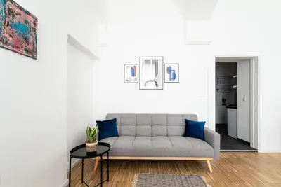 Ein Sitzbereich in der Unterkunft Neat Studio Steps to Center by HM