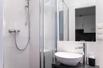 Ein Badezimmer in der Unterkunft Neat Studio Steps to Center by HM