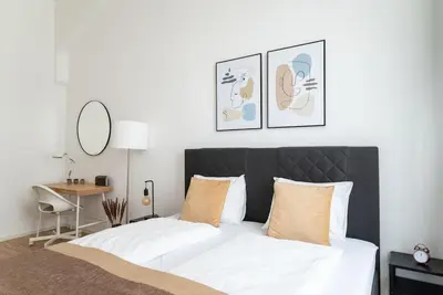 Ein Bett oder Betten in einem Zimmer der Unterkunft Neat Studio Steps to Center by HM