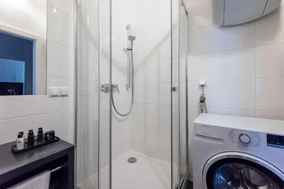Ein Badezimmer in der Unterkunft Pristine 1BR Steps from City by HM