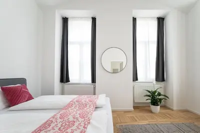 Ein Bett oder Betten in einem Zimmer der Unterkunft Spacious 2BR Near Attractions by HM