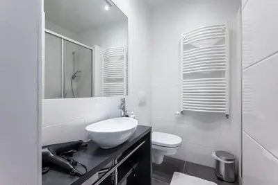 Ein Badezimmer in der Unterkunft Spacious 2BR Near Attractions by HM