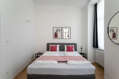 Ein Bett oder Betten in einem Zimmer der Unterkunft Spacious 2BR Near Attractions by HM
