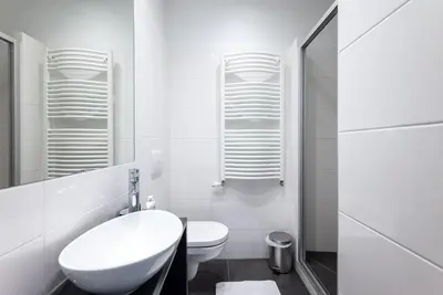 Ein Badezimmer in der Unterkunft Spacious 2BR Near Attractions by HM