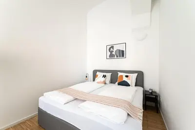 Ein Bett oder Betten in einem Zimmer der Unterkunft Spacious 2BR Near Attractions by HM