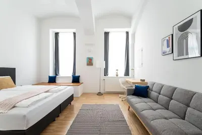 Ein Sitzbereich in der Unterkunft Family 2BR Oasis Steps from City by HM