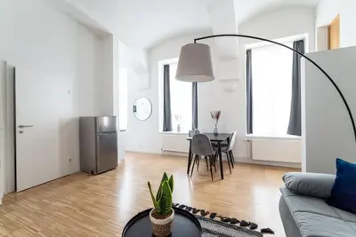 Ein Sitzbereich in der Unterkunft Family 2BR Oasis Steps from City by HM