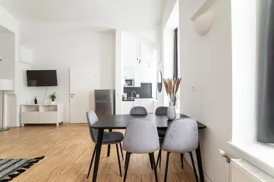 TV/Unterhaltungsangebot in der Unterkunft Family 2BR Oasis Steps from City by HM