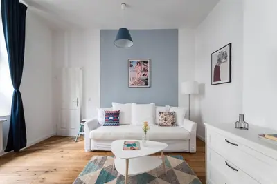 Ein Sitzbereich in der Unterkunft Chic Studio Near Metro & Center by HM