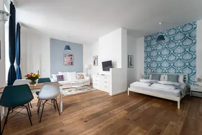 Ein Bett oder Betten in einem Zimmer der Unterkunft Chic Studio Near Metro & Center by HM