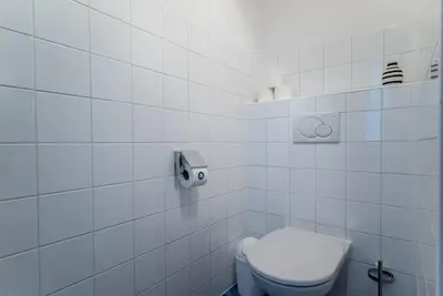 Ein Badezimmer in der Unterkunft Chic Studio Near Metro & Center by HM