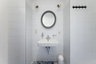 Ein Badezimmer in der Unterkunft Chic Studio Near Metro & Center by HM