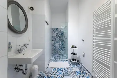 Ein Badezimmer in der Unterkunft Chic Studio Near Metro & Center by HM