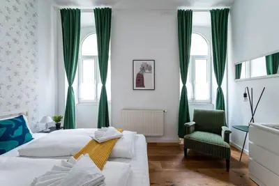 Ein Bett oder Betten in einem Zimmer der Unterkunft Sleek 1BR Flat Near Center by HM
