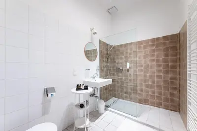 Ein Badezimmer in der Unterkunft Sleek 1BR Flat Near Center by HM