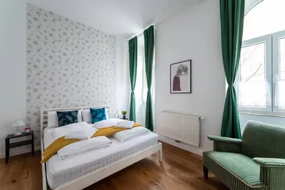 Ein Bett oder Betten in einem Zimmer der Unterkunft Sleek 1BR Flat Near Center by HM