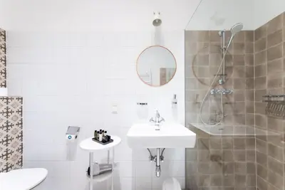 Ein Badezimmer in der Unterkunft Sleek 1BR Flat Near Center by HM
