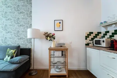 Küche/Küchenzeile in der Unterkunft Sleek 1BR Flat Near Center by HM