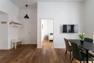 TV/Unterhaltungsangebot in der Unterkunft Sleek 1BR Flat Near Center by HM