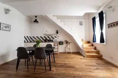 Ein Sitzbereich in der Unterkunft Cozy 1BR Duplex Near Center by HM