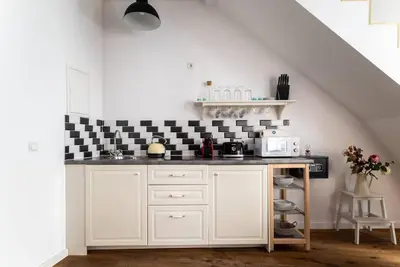 Küche/Küchenzeile in der Unterkunft Cozy 1BR Duplex Near Center by HM