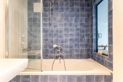 Ein Badezimmer in der Unterkunft Cozy 1BR Duplex Near Center by HM