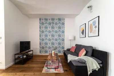 TV/Unterhaltungsangebot in der Unterkunft Cozy 1BR Duplex Near Center by HM
