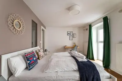 Ein Bett oder Betten in einem Zimmer der Unterkunft Neat 1BR Duplex by Metro and Center by HM