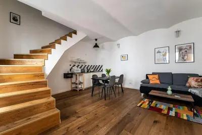 Ein Sitzbereich in der Unterkunft Neat 1BR Duplex by Metro and Center by HM